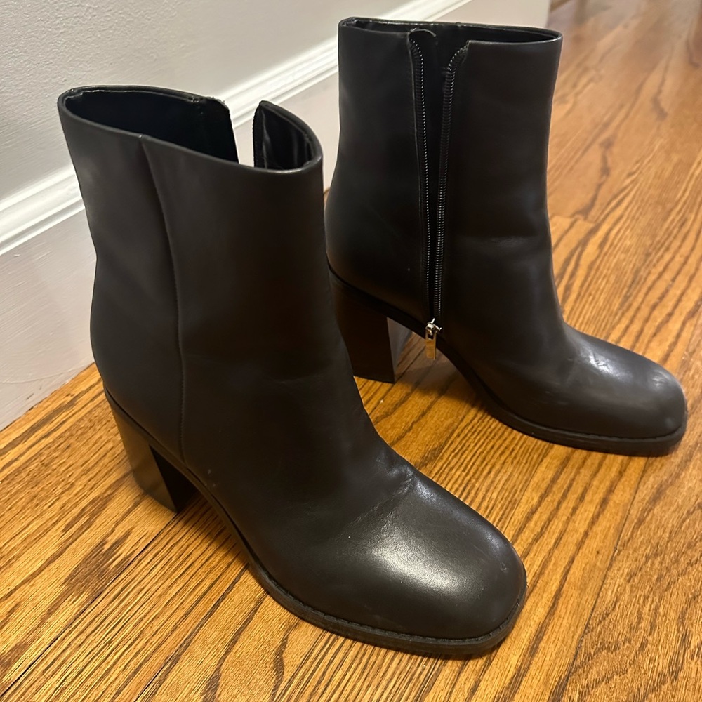 EUC Marc Fisher “Lysia” leather ankle bootie